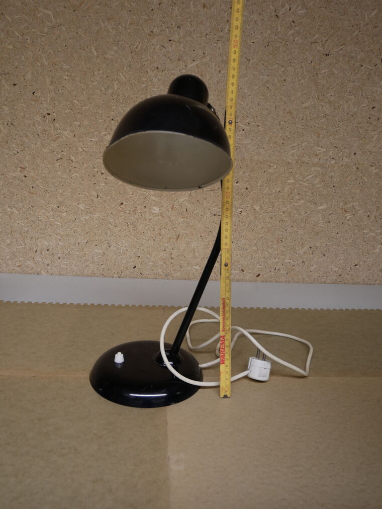 Schreibtischleuchte mit Reflektorschirm und Haube
