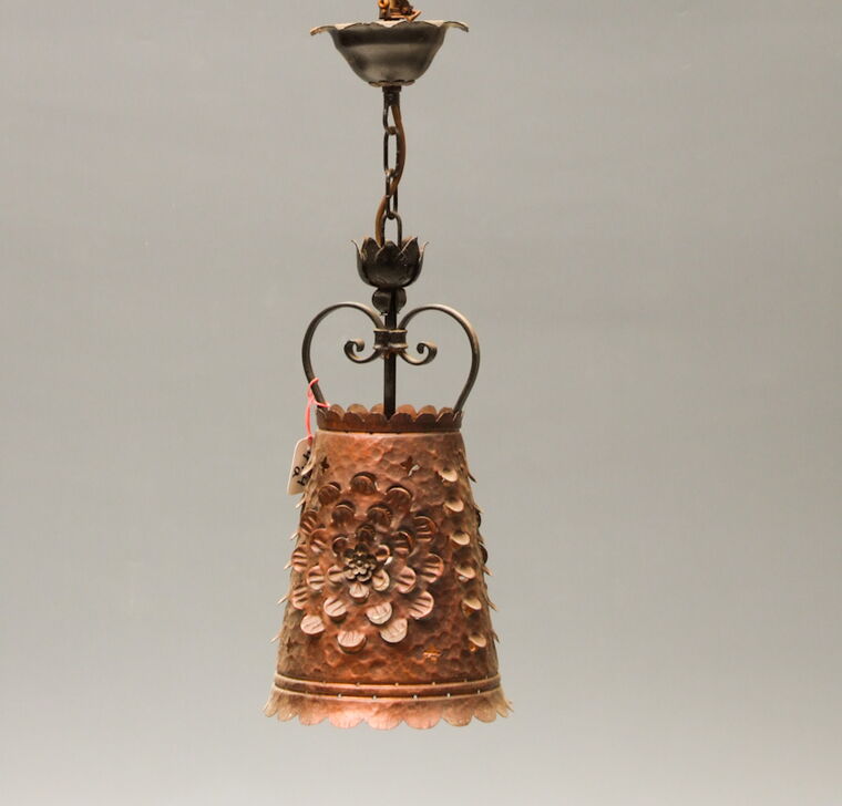Kupferlampe mit Blütenmotiv