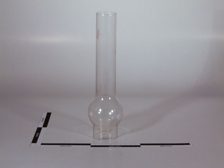 Glaslampenschirm und Petroleumzylinder