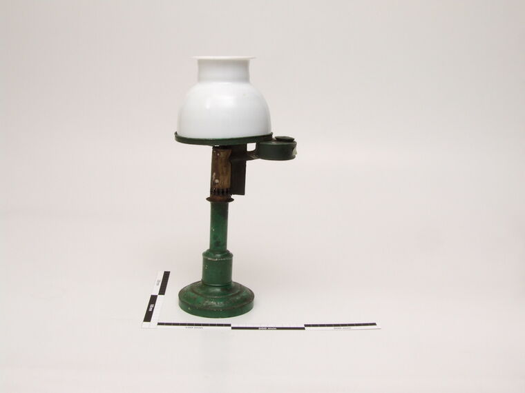 Petroleumhandlampe mit Glasschirm