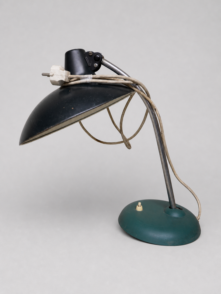 Elektrische Schreibtischlampe mit grünem Reflektor