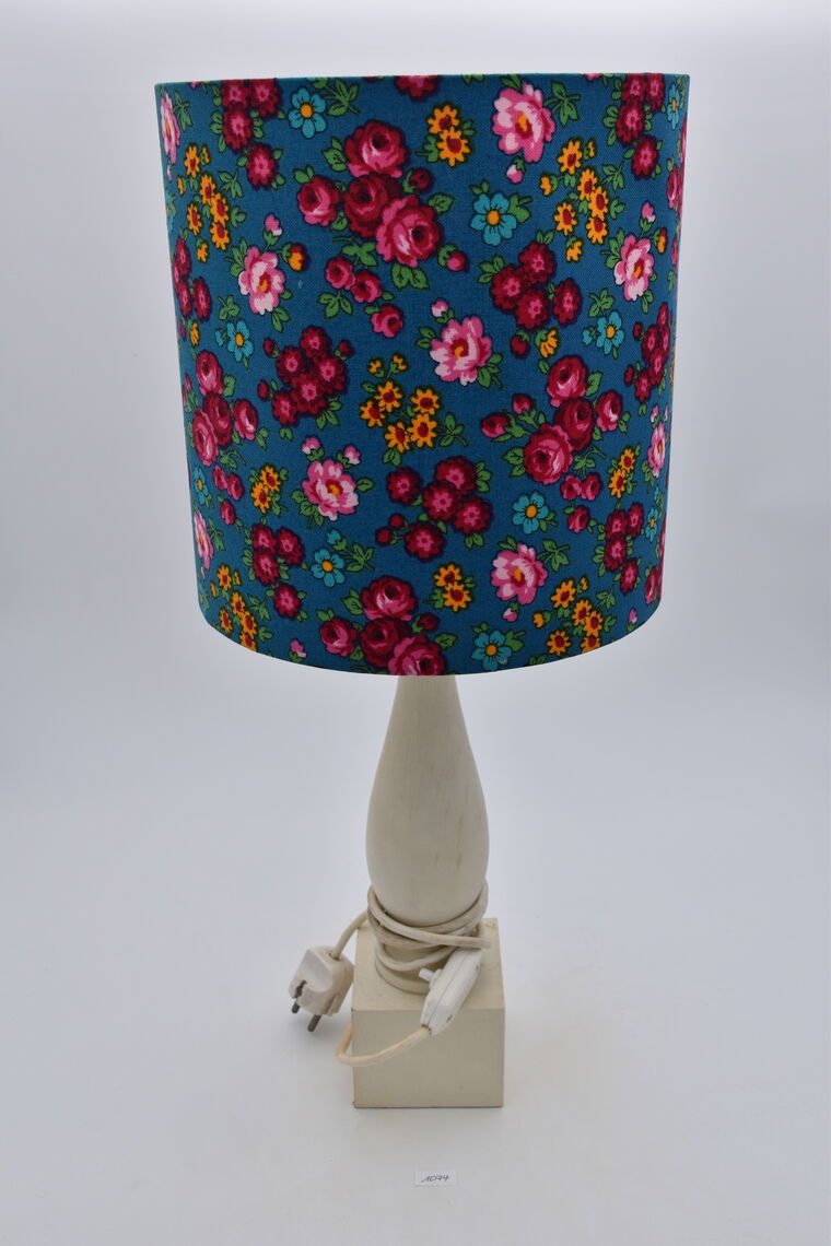 Tischlampe mit floralem Stoffschirm