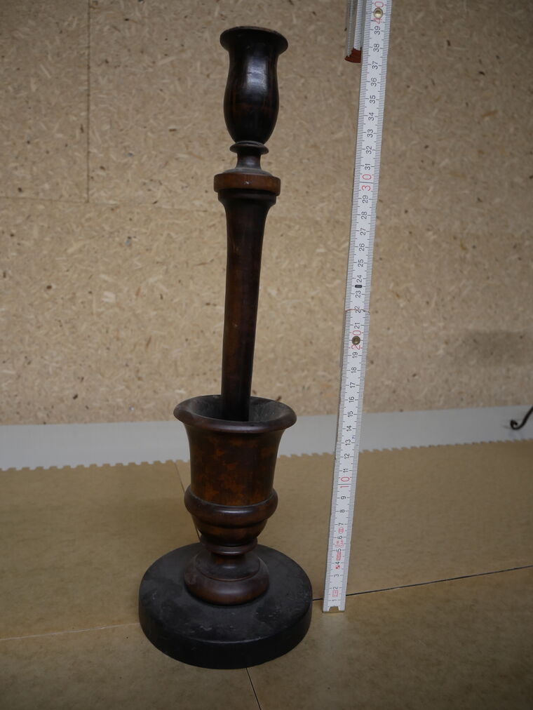 Holzkerzenstandleuchter mit Fidibusbehälter