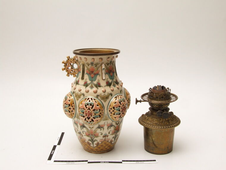 Petroleumlampe mit Keramikkörper und Messingbrenner