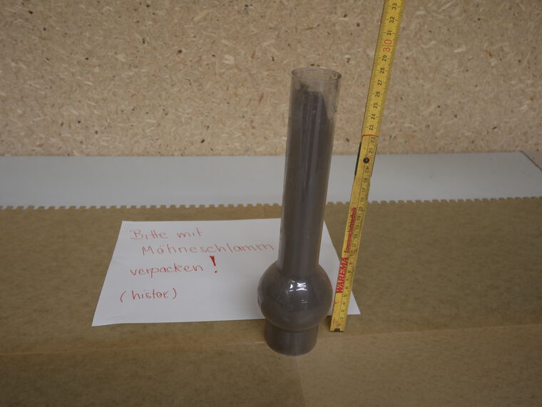 Petroleumlampenzylinder mit Schlamm der Möhnekatastrophe