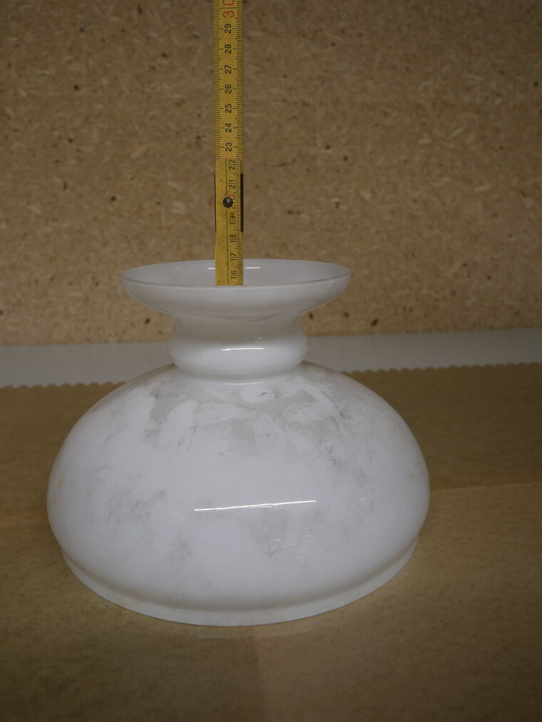 Glasschirm einer Petroleum-Stehlampe