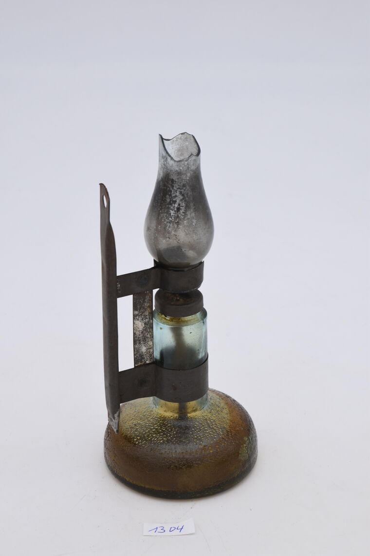Kleine Öllampe mit Glaszylinder
