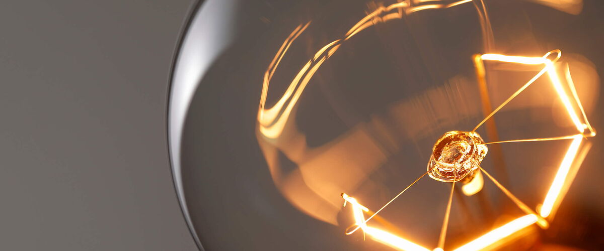 Glühlampe mit leuchtendem Wolframfaden
