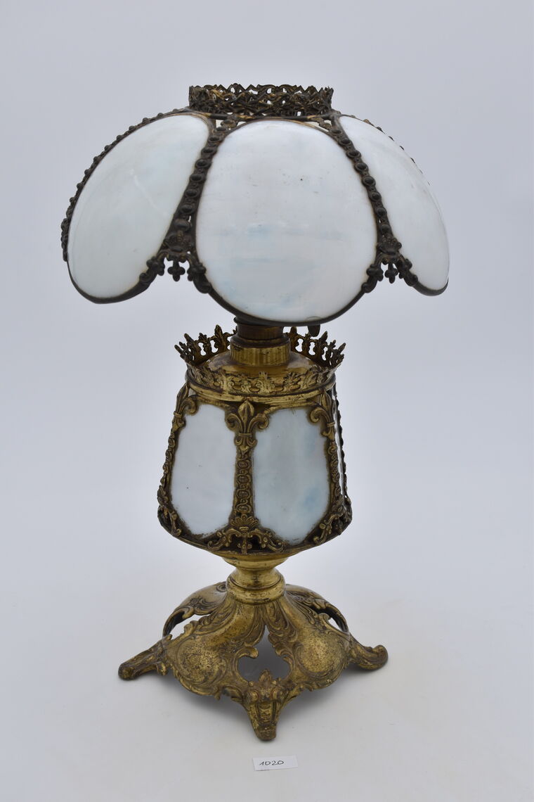Tischlampe mit Kunstglas-Schirm