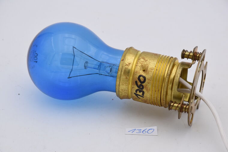 Glühlampe mit blauem Kolben und Fassung