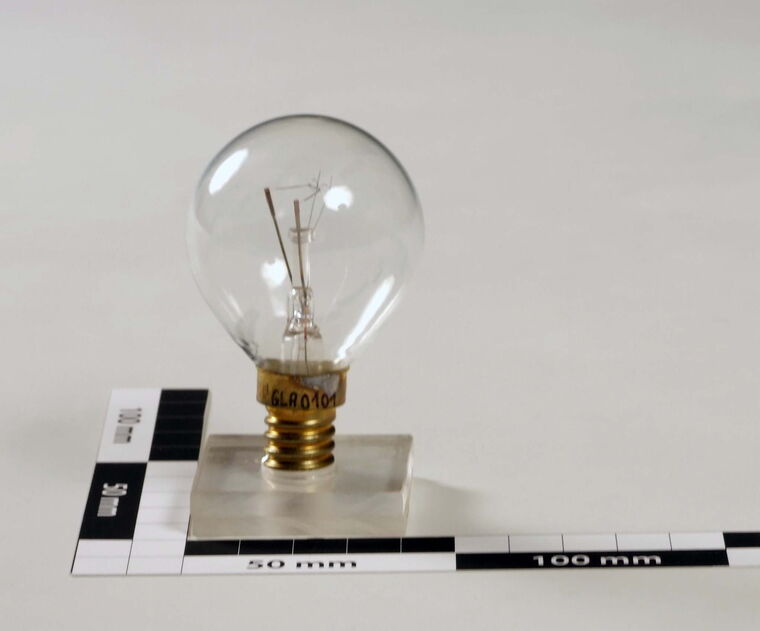 Glühlampe 25W, kugelförmig