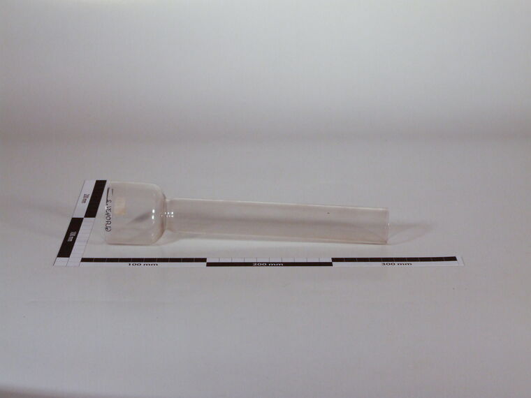 Glaslampenschirm mit Petroleumzylinder und Messingring