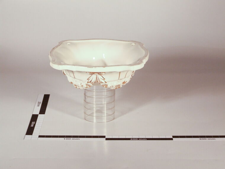 Quadratische Deckenfassung aus Keramik