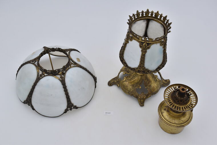 Tischlampe mit Kunstglas-Schirm