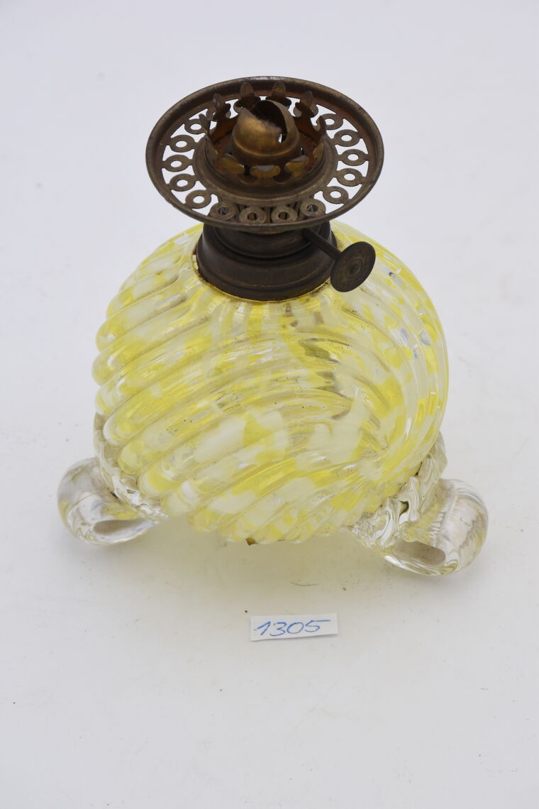 Petroleumlampe mit kugeligem Glasbassin und Flachdocht