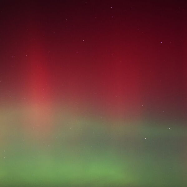 Polarlicht entsteht, wenn ein beschleunigter Sonne ...