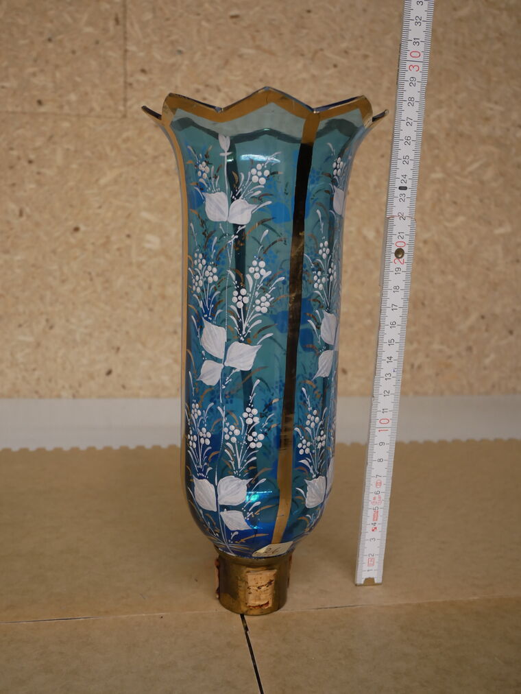 Kerzenstandleuchter mit blütenförmiger Glasvase
