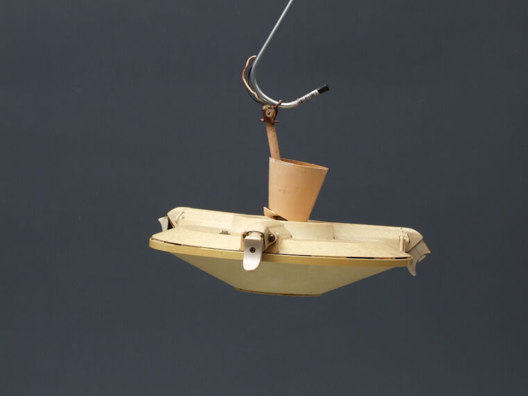 Deckenleuchte mit zwei Metalllampenschirmen