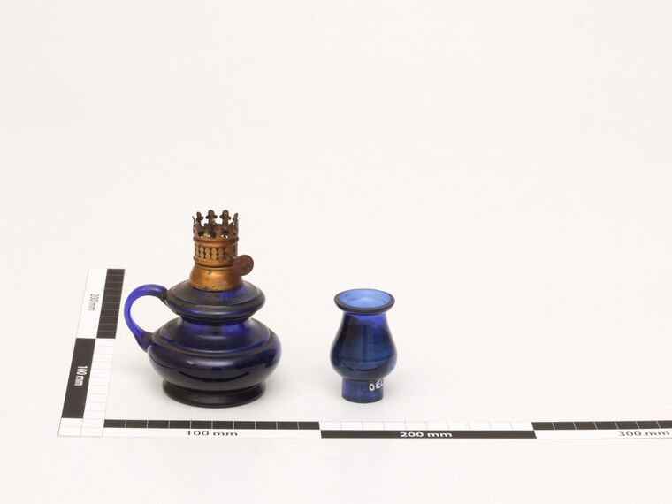 Öllampe aus blauem Glas