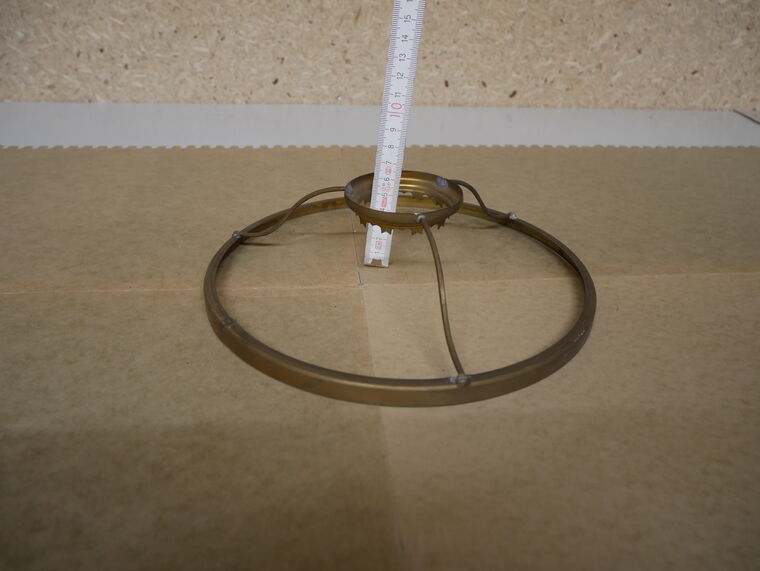 Petroleumlampe mit Glasschirmhalter