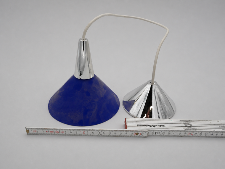Deckenpendelleuchte mit blauem Überfangglasschirm