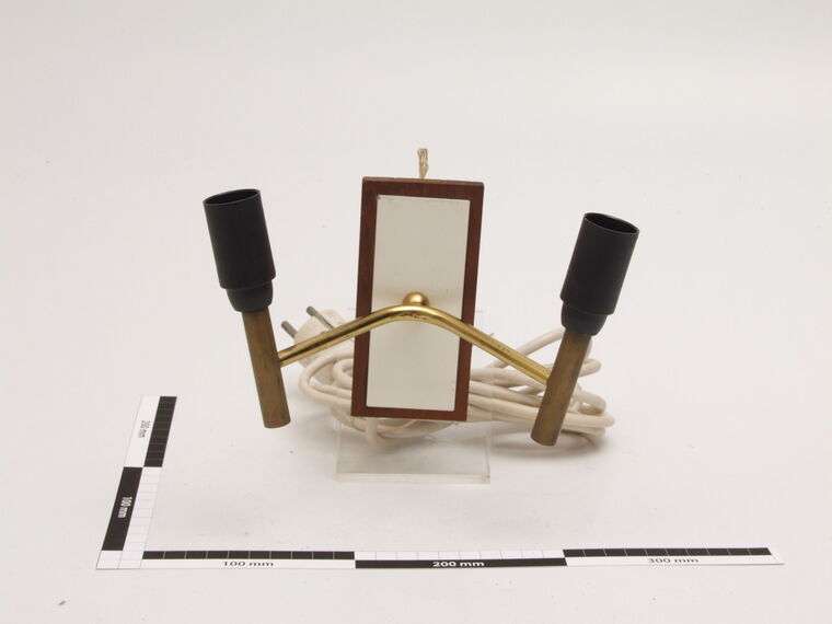 Wandleuchte, zweiflammig, mit gelbem und rotem Lampenschirm