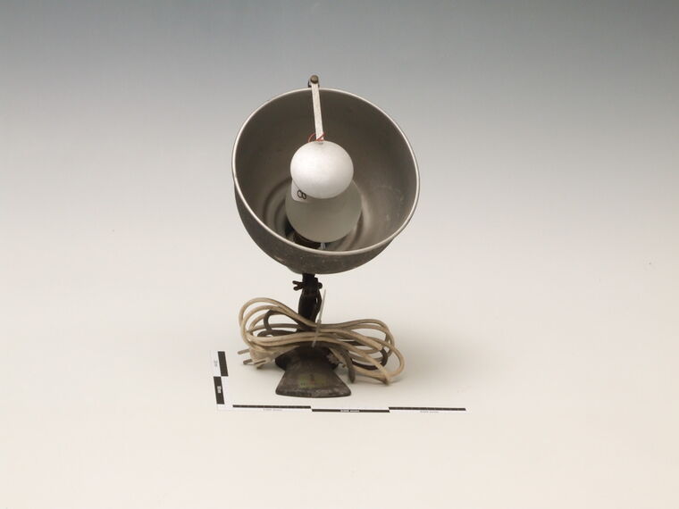 Tischleuchte mit Aluminium-Reflektor