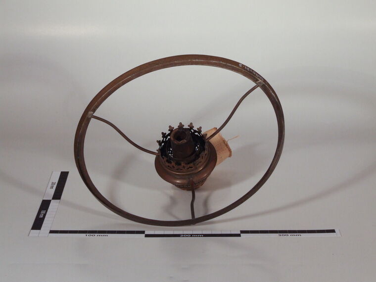 Glaslampenschirm mit Petroleumzylinder und Messingring