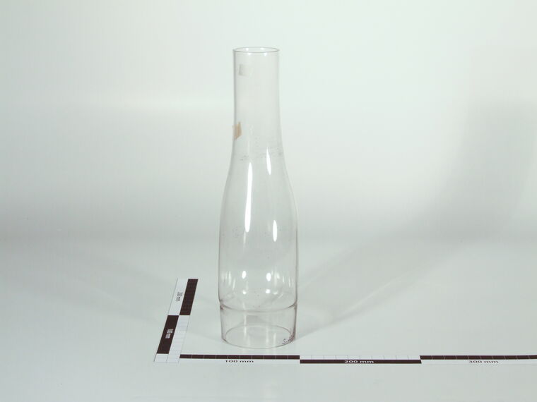 Glaslampenschirm und Petroleumzylinder