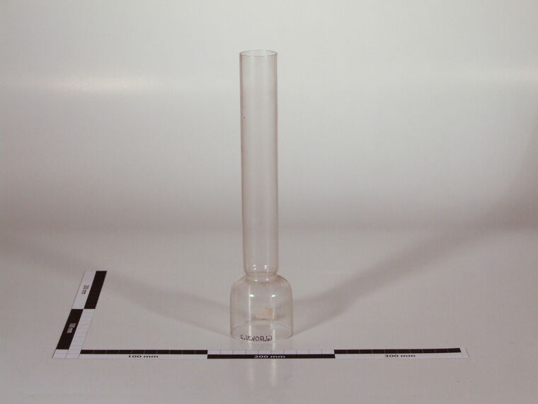 Glaslampenschirm mit Petroleumzylinder und Messingring
