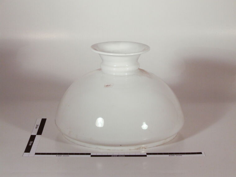 Glaslampenschirm mit Petroleumzylinder und Messingring