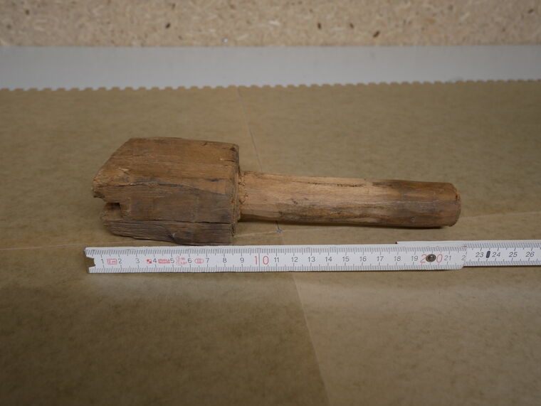 Holzstiel mit hammerartigem Kopf