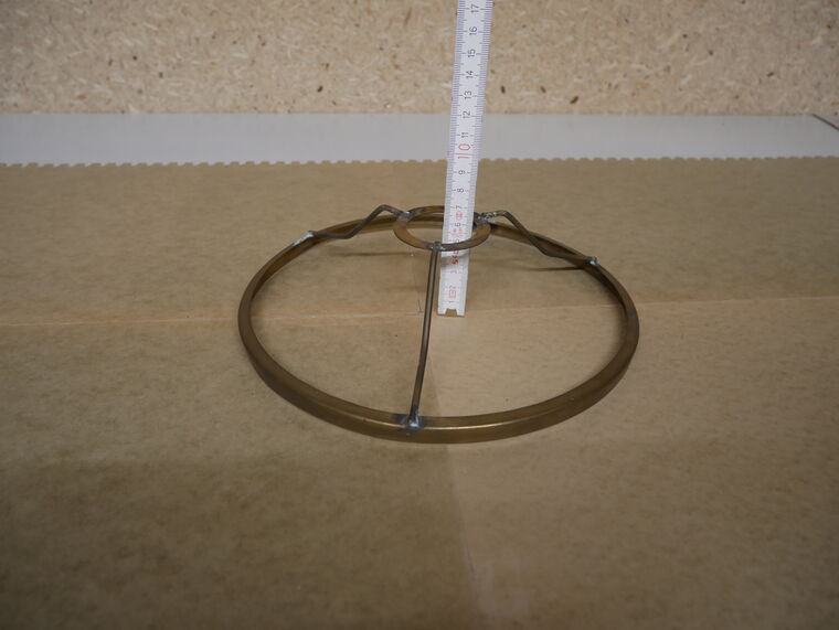 Petroleumlampe mit Glasschirmhalter