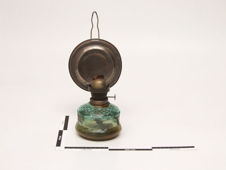 Petroleumlampe mit Metallreflektor