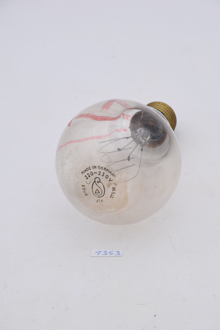Glühlampe mit Kohlefaden und roten Markierungen