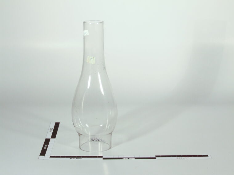 Glaslampenschirm und Petroleumzylinder