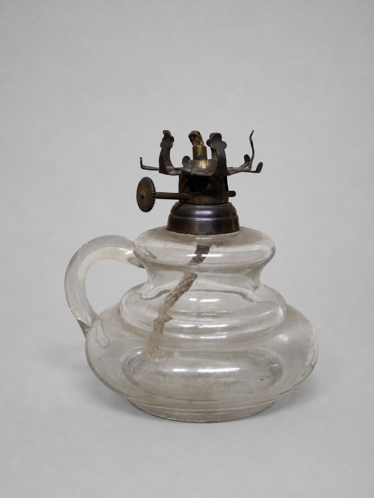 Petroleumlampe mit gestauchtem Glasbehälter