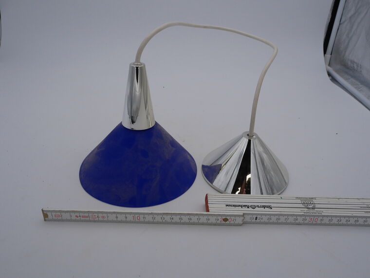 Deckenpendelleuchte mit blauem Überfangglasschirm