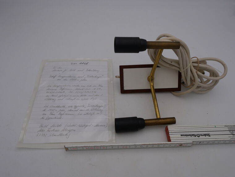 Wandlampe mit laternenförmigem Aufsatz