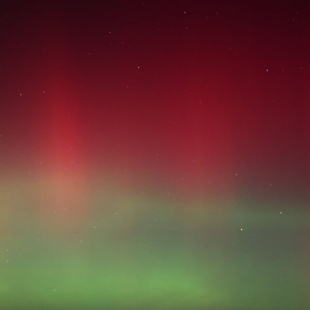 Polarlicht entsteht, wenn ein beschleunigter Sonne ...