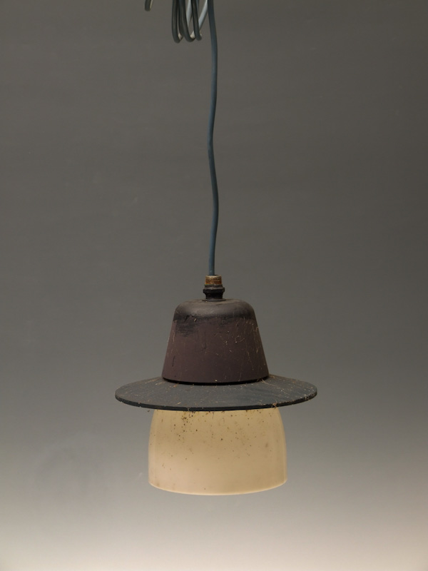 Pendelleuchte mit Metallreflektor und Kunststoffabdeckung