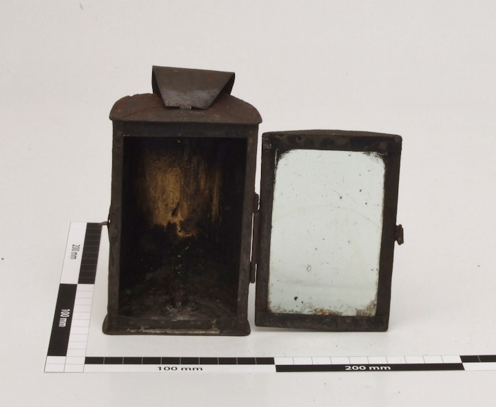 Kerzenlaterne aus Metall mit Glastür
